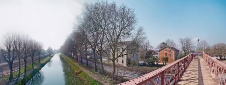 Canal de Bourgogne&nbsp;: passerelle desservant le site SNCF à droite, bief 56 du versant Saône à Dijon.