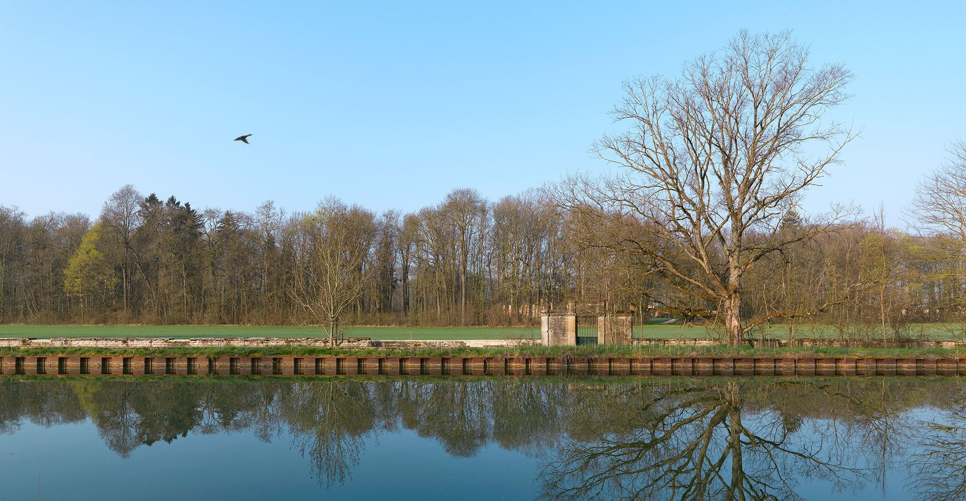 Canal de Bourgogne&nbsp;: portail du parc du château de Longecourt-en-Plaine donnant sur le bief 70 du versant Saône.