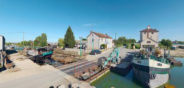 Canal de Bourgogne&nbsp;: structures techniques de réparations des bateaux sur le port de Saint-Jean-de-Losne, bief 76 du versant Saône.