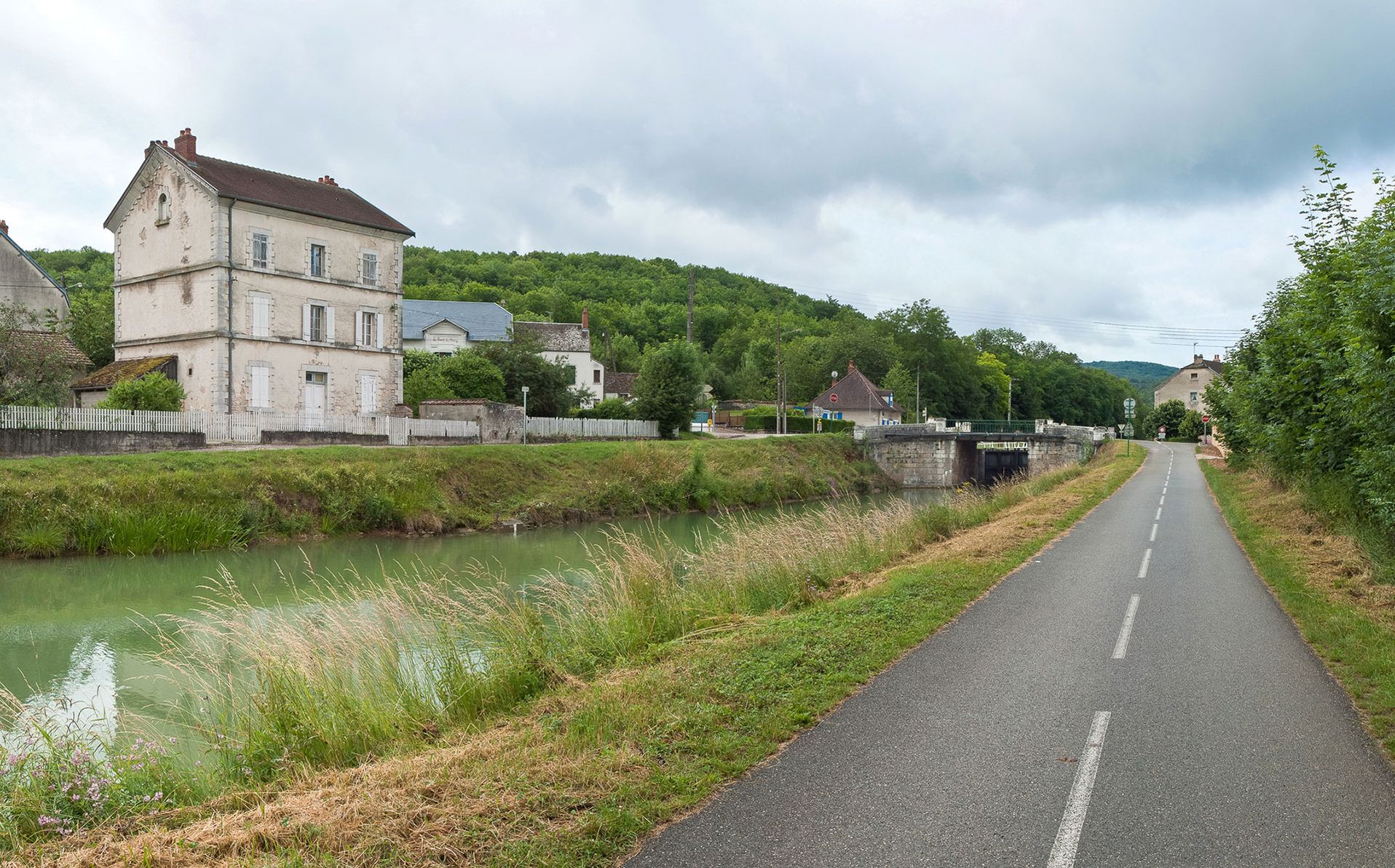 Canal de Bourgogne&nbsp;: la maison de perception de Pont-de-Pany, bief 39 du versant Saône à Sainte-Marie-sur-Ouche.