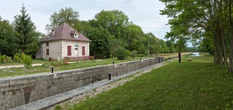 Canal de Bourgogne&nbsp;: maison Forey sur le site de l’écluse 41 du versant Saône à Fleurey-sur-Ouche.