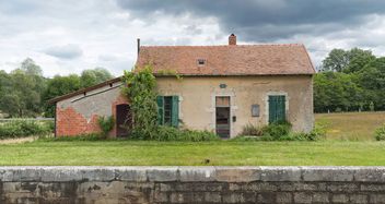 Canal de Bourgogne&nbsp;: maison éclusière de type Foucherot avec annexe latérale, site de l'écluse 07 du versant Yonne à Bellenot-sous-Pouilly.