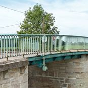 Canal de Bourgogne&nbsp;: poulie sur le pont sur l’écluse 20 du versant Yonne à Marigny-le-Cahouët.