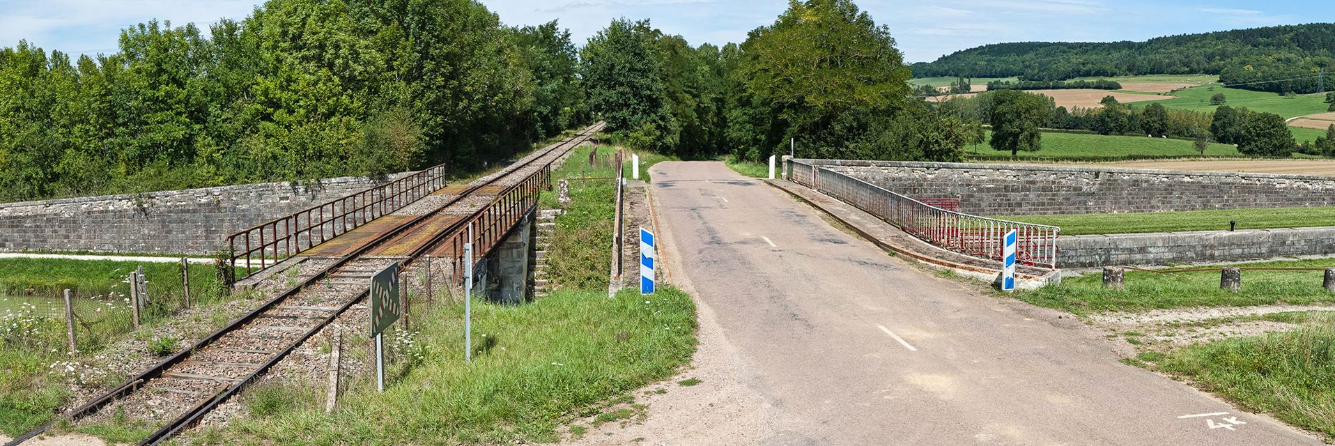 Canal de Bourgogne&nbsp;: pont ferroviaire et pont routier sur l’écluse 31 du versant Yonne à Chassey.