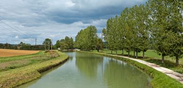 Canal de Bourgogne&nbsp;: chemin de halage vers le site de l'écluse 51 du versant Yonne, à Pouillenay.
