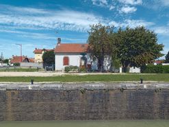 Canal de Bourgogne&nbsp;: sas en briques du site de l'écluse 113 du versant Yonne à Migennes.