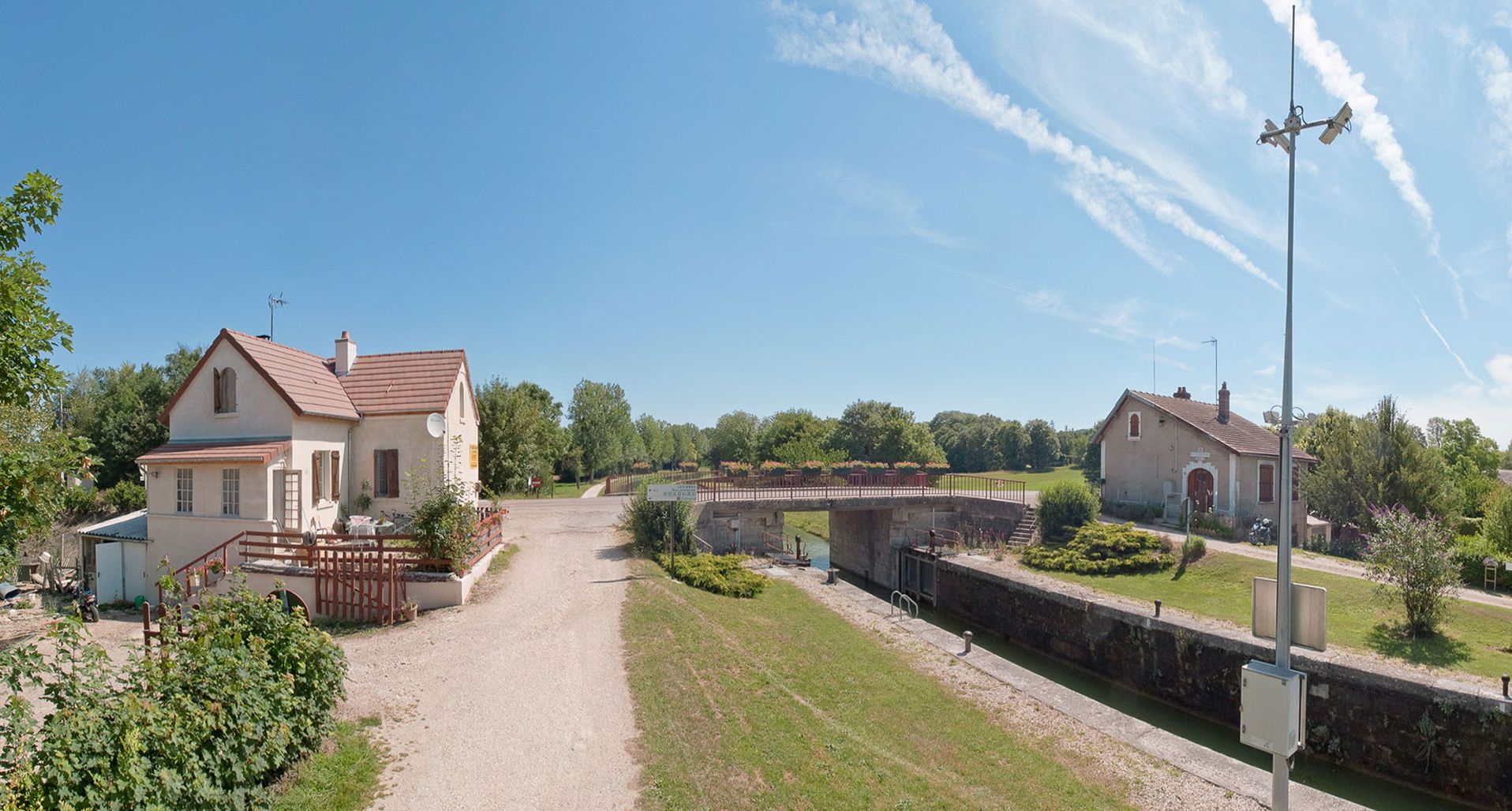 Canal de Bourgogne&nbsp;: maison éclusière et maison de garde, face-à-face sur le site de l’écluse 85 du versant Yonne à Lézinnes.
