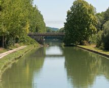 Canal de Bourgogne&nbsp;: pont ferroviaire sur le bief 86 du versant Yonne à Lézinnes.