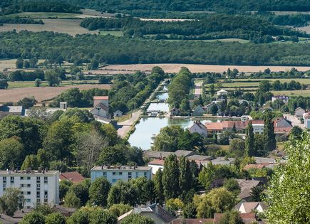Canal de Bourgogne&nbsp;: échelle d’écluses de Pouilly-en-Auxois.