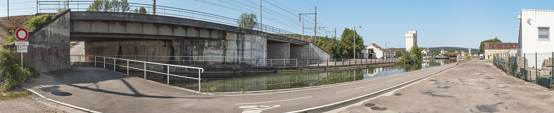 Canal de Bourgogne&nbsp;: pont ferroviaire sur le bief 65 du versant Yonne à Montbard. Le port est à droite.