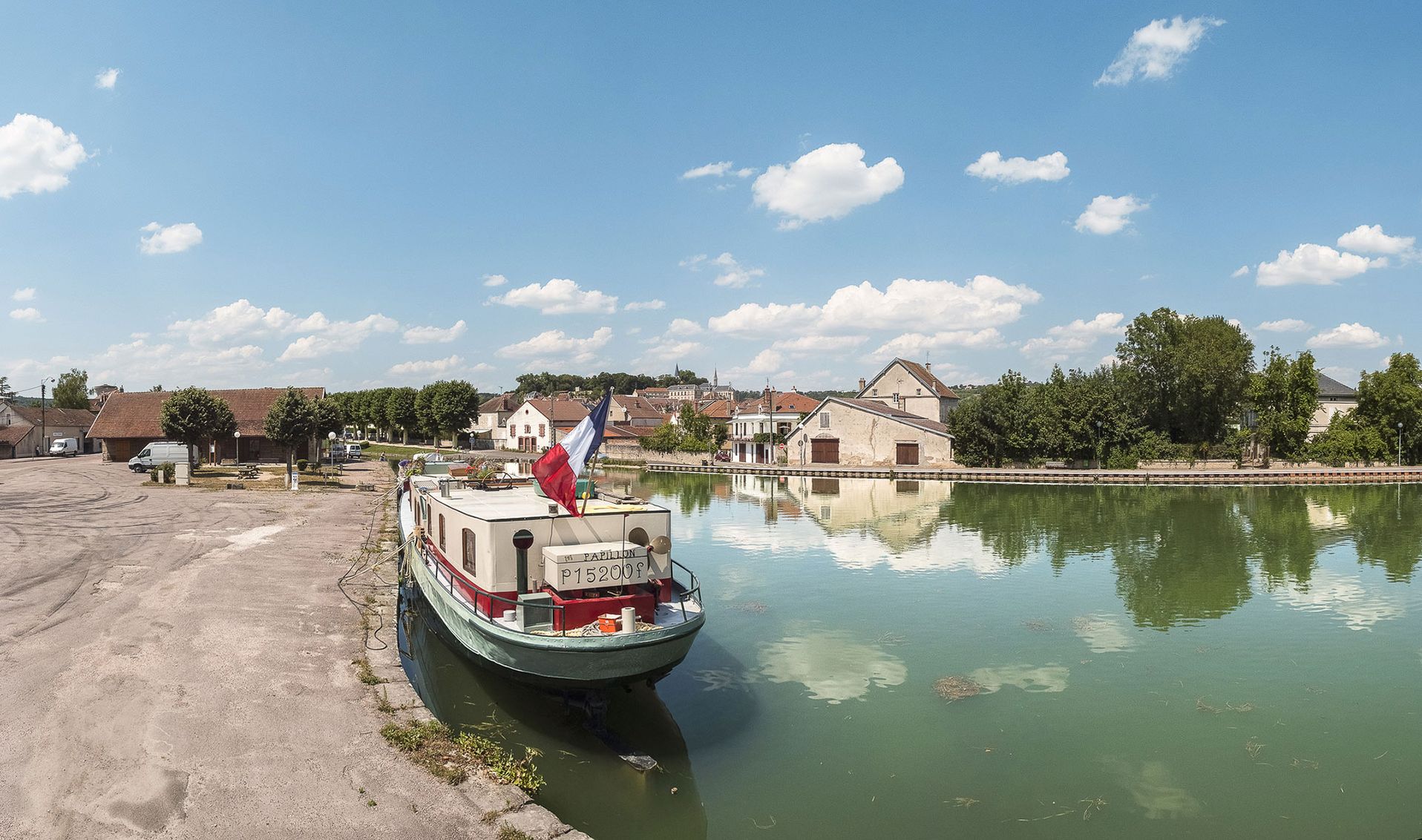 Canal de Bourgogne&nbsp;: bateau de plaisance au port de Montbard, bief 64 du versant Yonne.