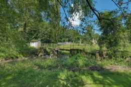 Canal de Bourgogne&nbsp;: passerelle enjambant la Vandenesse, dans le prolongement du déversoir de superficie, dans le hameau lié à la cimenterie de Crugey, bief 18 du versant Saône.