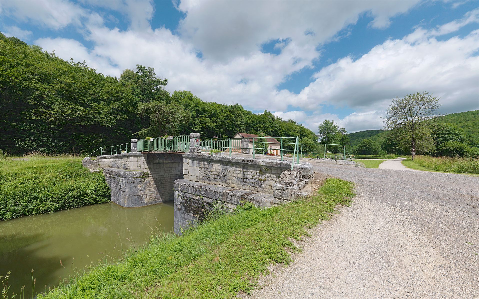 Canal de Bourgogne&nbsp;: pont rehaussé sur l’écluse 19 du versant Saône à Crugey.