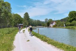 Canal de Bourgogne&nbsp;: cyclistes le long du bief 22 du versant Saône à Veuvey-sur-Ouche.