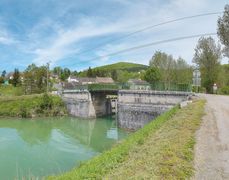 Canal de Bourgogne&nbsp;: pont routier rehaussé sur l'écluse 25 du versant Saône à La Bussière-sur-Ouche.