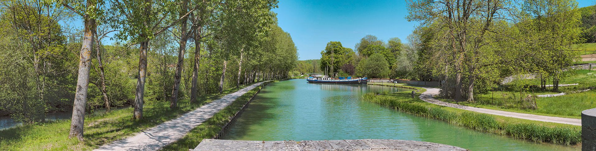 Canal de Bourgogne&nbsp;: le port de Gissey-sur-Ouche vu d'amont. L'Ouche à gauche en contrebas. Bief 33 du versant Saône.