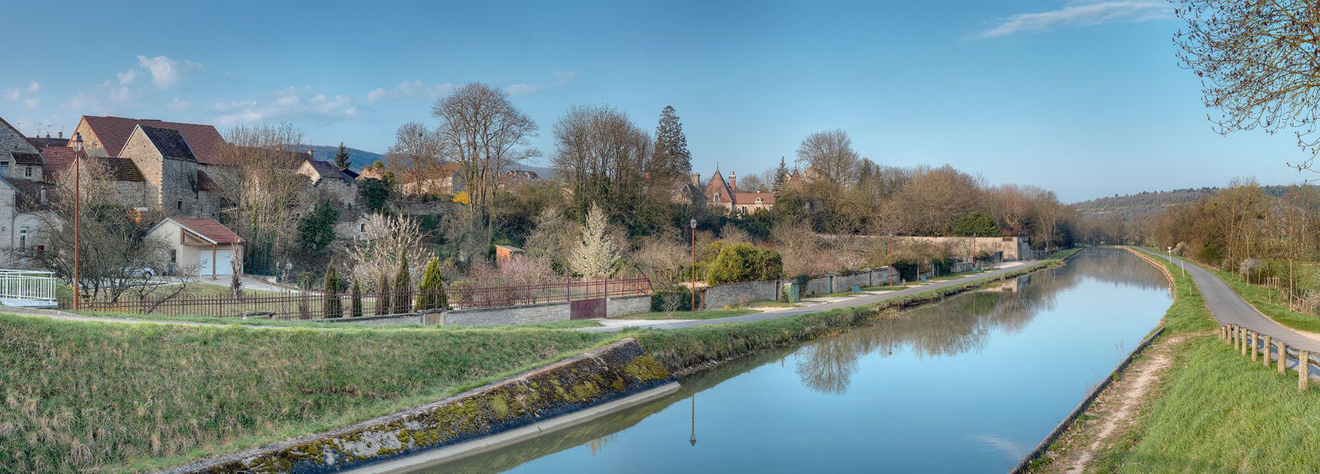 Canal de Bourgogne&nbsp;: Fleurey-sur-Ouche, demeures anciennes et jardins sur la rive droite du bief 42 du versant Saône.