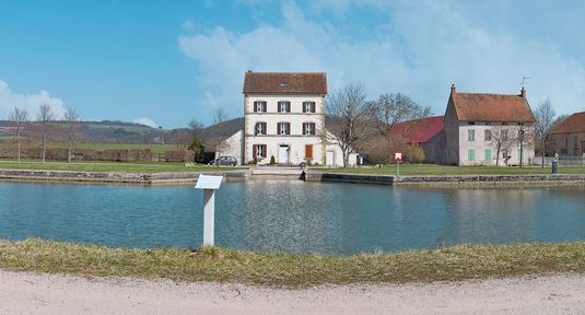 Canal de Bourgogne&nbsp;: maison de perception sise bief 14 du versant Yonne à Clamerey.