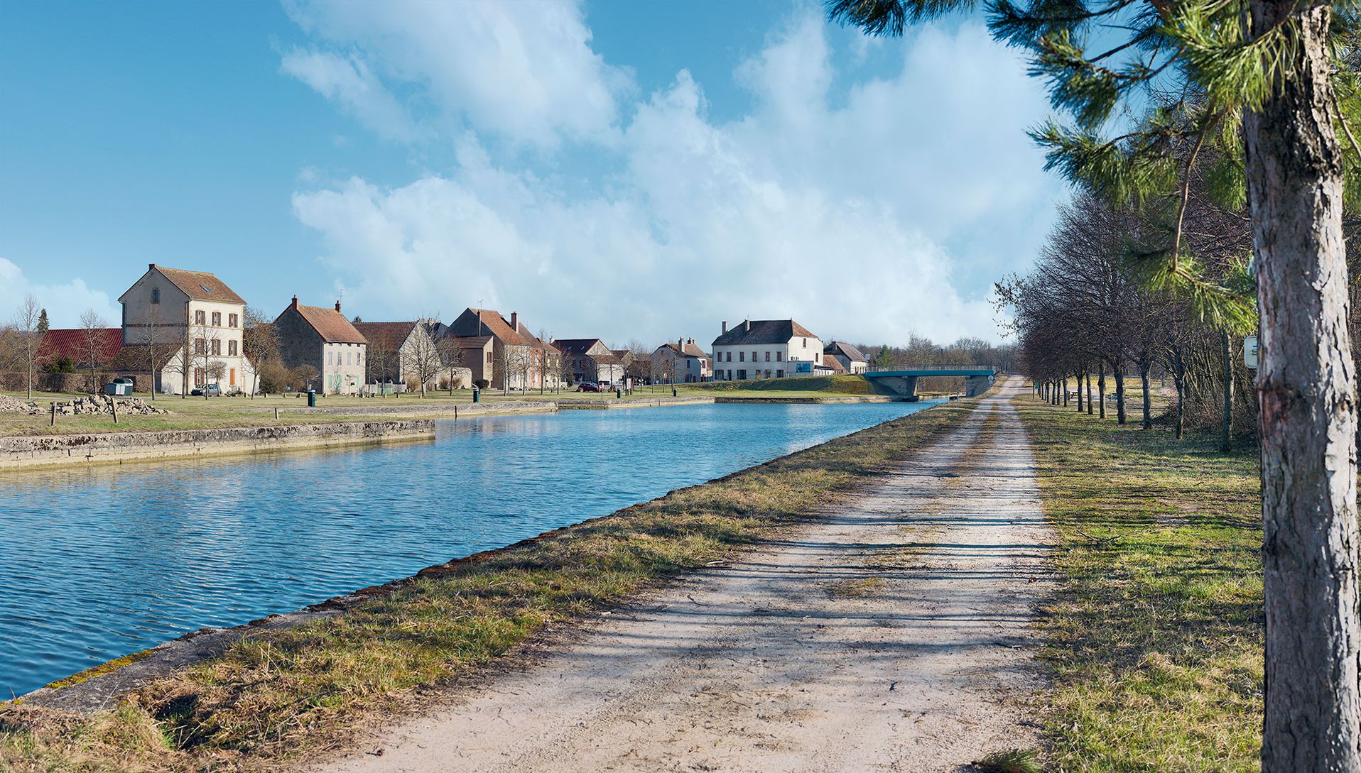 Canal de Bourgogne&nbsp;: maison de perception sur le port de Pont-Royal à Clamerey, bief 14 du versant Yonne (première maison à gauche).