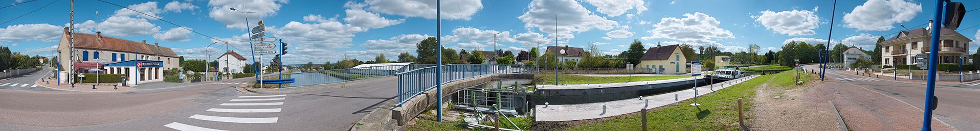 Vue panoramique du site d’écluse 01 du versant Méditerranée à Ecuisses avec son poste de commande moderne. A gauche, on peut distinguer les écluses suivantes formant l’échelle d’écluses d’Ecuisses.