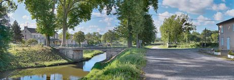 Pont routier isolé dit pont Jeanne-Rose franchissant le bief de partage entre l’étang de Montchanin et la tranchée de Longpendu, à Montchanin.