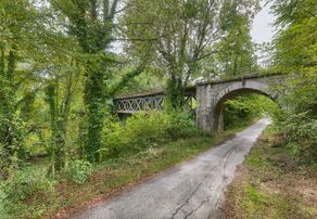 Canal du Centre&nbsp;: pont ferroviaire en pierre et treillis métallique (désaffecté) sur le bief de partage à Ecuisses.