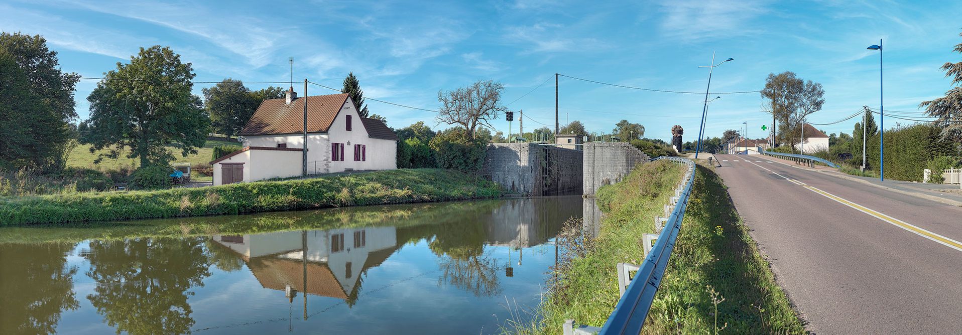 Maison éclusière n°3, aujourd’hui située dans le bief 04 du versant Méditerranée&nbsp;; le site d'écluse 03 est en amont de la maison éclusière, à Ecuisses.