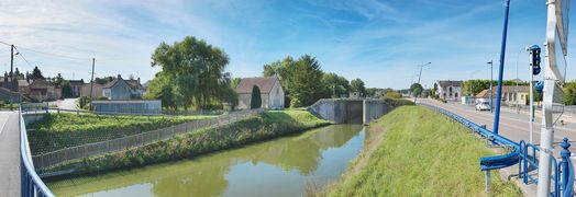 Canal du Centre à Écuisses&nbsp;: le nouveau site d'écluse 04 du versant Méditerranée est en amont de l’ancienne maison éclusière qui se trouve le long du bief 05.