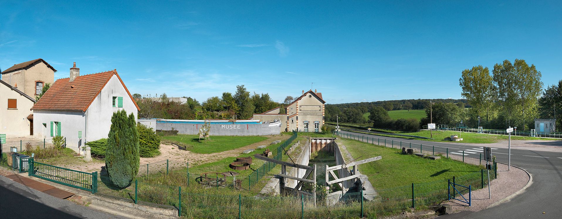 De gauche à droite&nbsp;: l'ancienne maison éclusière devenue Musée du Canal, sa péniche-salle d'exposition, l'ancien site d'écluse IX, la boulangerie de la Cité Perrusson dans l'axe de l'ancien tracé du canal, le site d'écluse 06 du versant Méditerranée à Ecuisses.