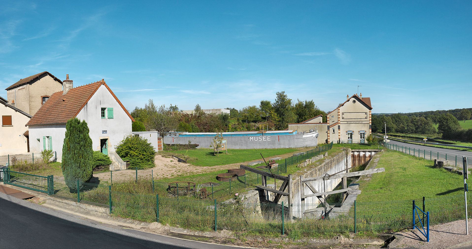 L’ancien site d’écluse IX, désaxé par rapport au canal actuel à droite. En arrière-plan, l’ancienne boulangerie Perrusson, à Ecuisses.