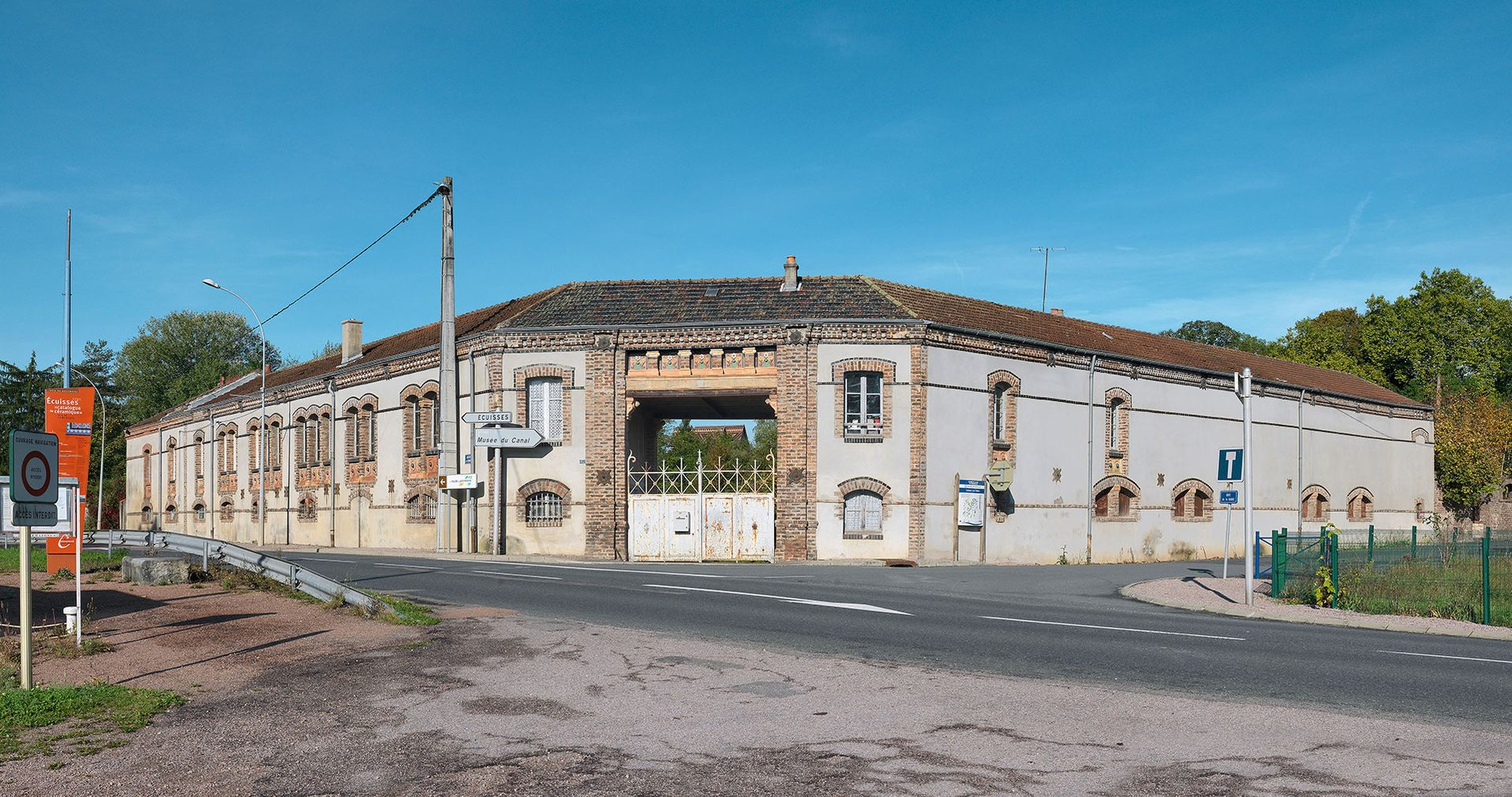 La façade de l’usine Perrusson-Desfontaines avec son porche d’entrée à l’articulation entre les deux ailes du bâtiment, à Ecuisses.