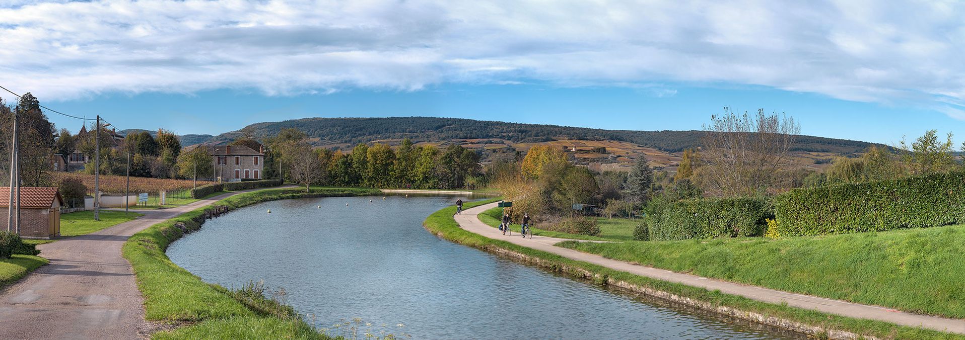 Le paysage du canal à Cheilly-lès-Maranges&nbsp;: les vignes et le moulin Sorine de Santenay.