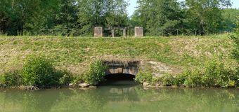 Canal de Bourgogne&nbsp;: Sortie du déversoir dans le bief 75 du versant Yonne.