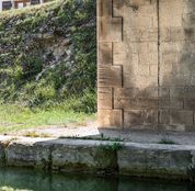 Canal de Bourgogne&nbsp;: détail des marques de halage sur la pile du pont de Ravières, bief 76 du versant Yonne.