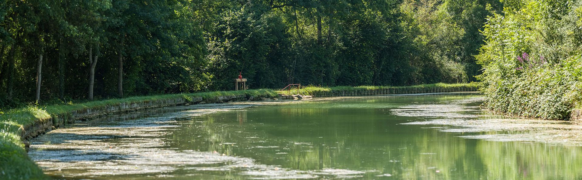 Canal de Bourgogne&nbsp;: déversoir sur le bief 78 du versant Yonne à Chassignelles.