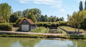 Canal de Bourgogne&nbsp;: système d’alimentation par prise d’eau dans l’Armançon. Une rigole déverse l’eau dans un bassin contigu au canal.