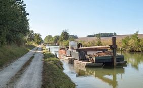 Canal de Bourgogne&nbsp;: barge de travaux sur palplanches sur le bief 81 du versant Yonne à Ancy-le-Franc.
