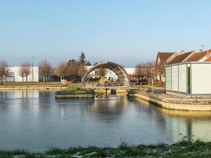 Canal de Bourgogne&nbsp;: le port de Pouilly-en-Auxois avec le toueur sous sa halle.