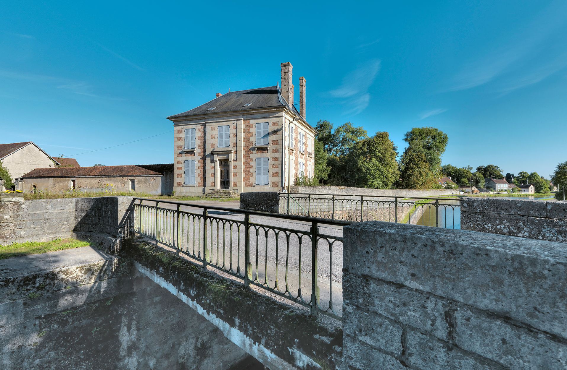 La maison des ingénieurs au bief de partage à Bazolles.