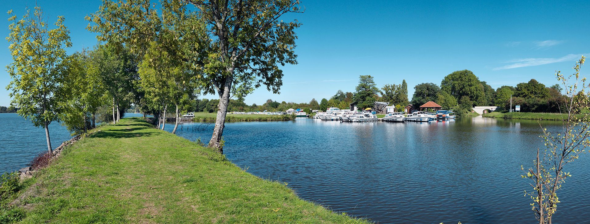 Le port des Poujeats, sur le bief de partage à La Collancelle. A gauche, l’étang de Baye, lieu d’activités nautiques et de pêche.