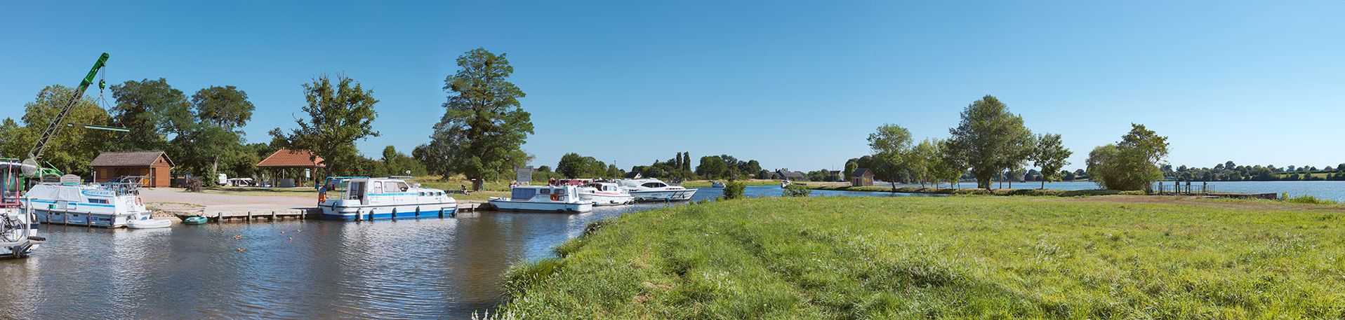 Canal du Nivernais&nbsp;: port des Poujeats sur le bief de partage.