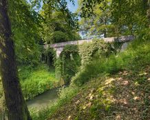 Le pont des Breuilles, composé de trois arches en anse de panier. Les culées, les voûtes et les parapets sont en moellon et en pierre de taille. Il permet une desserte locale au niveau du bief de partage à La Collancelle.