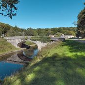 Pont routier de Port-Brûlé permettant une desserte locale. Les culées, la voûte et les parapets sont en moellon et en pierre de taille. Bief de partage à La Collancelle.