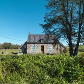 A gauche de la maison éclusière de type Hageau, sur le site de l’écluse 03 du versant Loire à Bazolles, on peut remarquer le puits.