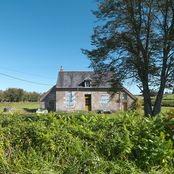 Vue de face de la maison éclusière de type Hageau sur le site de l’écluse 03 du versant Loire à Bazolles.