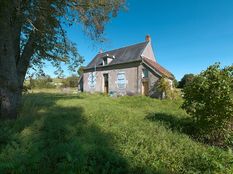 Vue de trois quarts de la maison éclusière de type Hageau sur le site de l’écluse 03 du versant Loire à Bazolles.