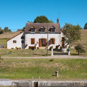 Vue de face de la maison éclusière de type Hageau sur le site d’écluse 09 et 10 du versant Loire à Mont-et-Marré.