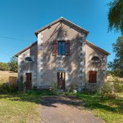 La maison éclusière de face, sur le site de l'écluse 11 du versant Loire, dite d'Orgues 1 à Mont-et-Marré.