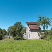 Puits devant la maison éclusière de type « Orgues » sur le site de l’écluse 12 du versant Loire à Mont-et-Marré.