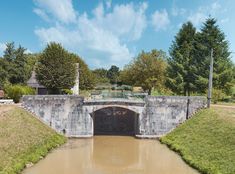 Canal du Nivernais&nbsp;: pont en pierre avec tablier voûté en brique sur l’écluse 13 du versant Loire à Châtillon-en-Bazois.